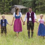 Familie Hand in Hand auf der Wiese