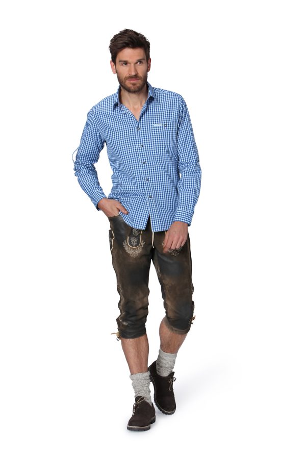 Mann mit blauem Hemd und Trachtenhose