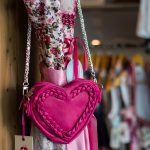 Pinke Tasche und pinkes geblümtes Dirndl