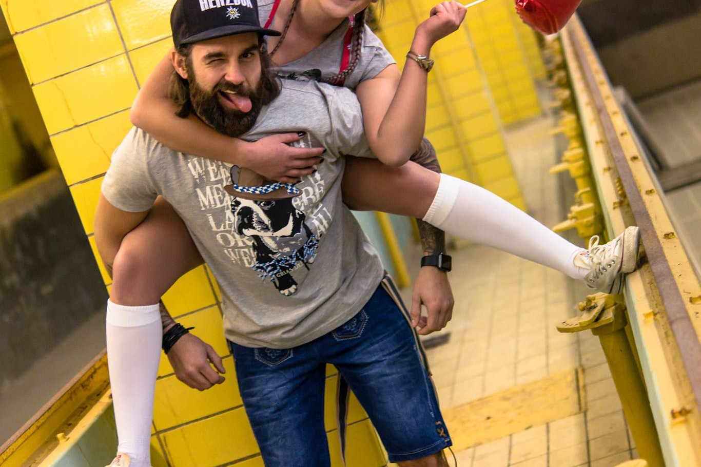 Mann und Frau vor gelben Fliesen