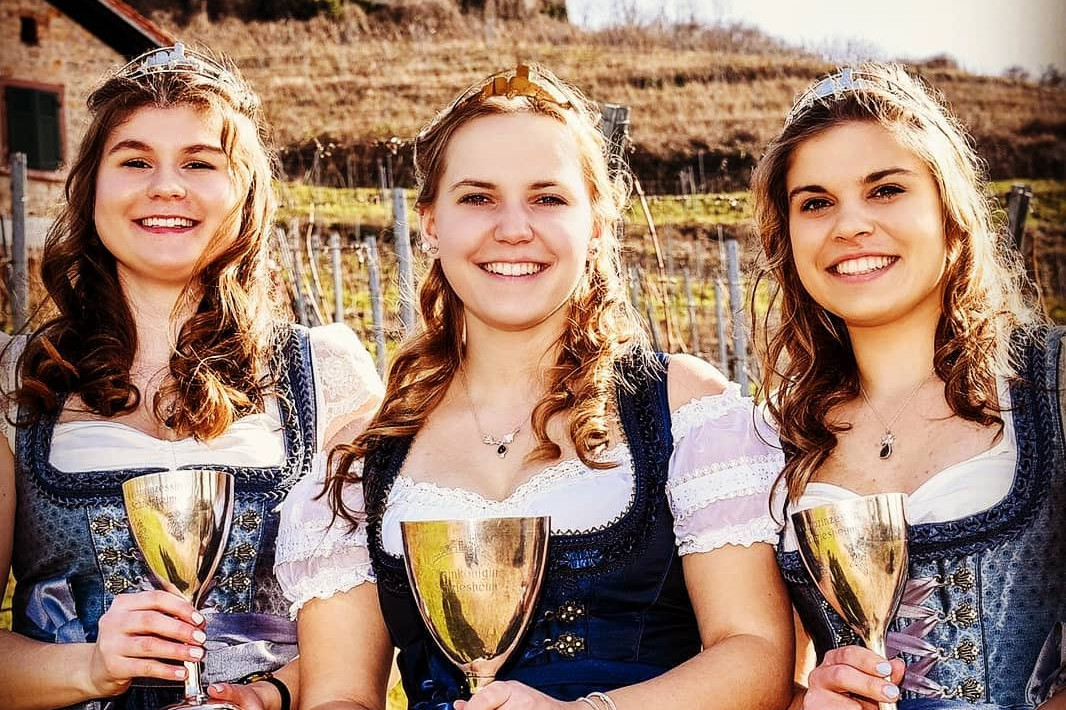 Drei Frauen im Dirndl mit Pokalen