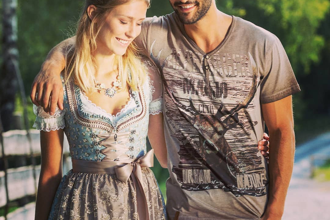 Paar in brauner Tracht beim Spazieren