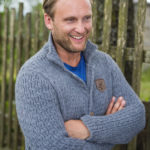 Mann mit blauem Cardigan