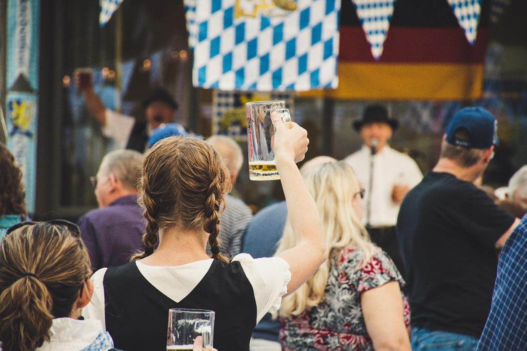 Frau auf dem Oktoberfest mit Bier in der Hand